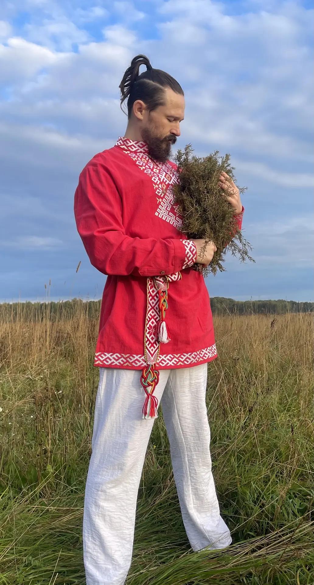 Иван Благодел в красной рубахе с веником на природе
